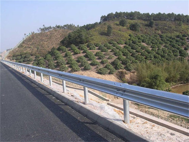 西藏高速公路波形护栏板